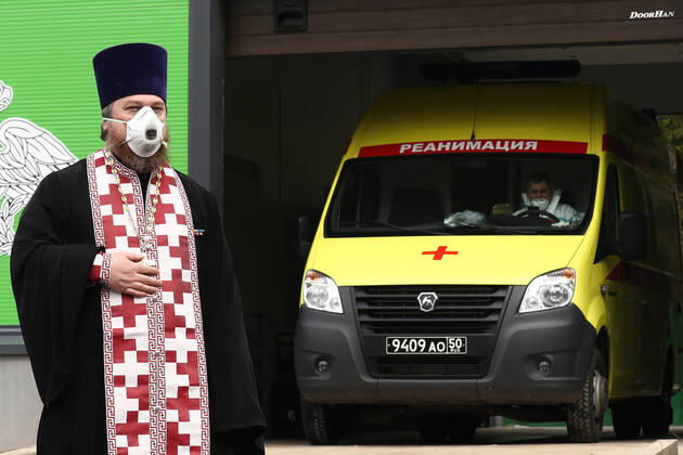 Coronavirus in Russland, MilitÃ¤rkrankenhaus in Odinzowo fÃ¼r Coronapatienten umgerÃ¼stet MOSCOW REGION, RUSSIA - APRIL 24, 2020: An Orthodox priest stands in front of an ambulance of a multipurpose medical centre opened at a military hospital of the Russian Strategic Missile Forces (Vishnevsky 3rd Central Military Clinical Hospital) in Odintsovo. Stanislav Krasilnikov TASS  TS0D6E3A