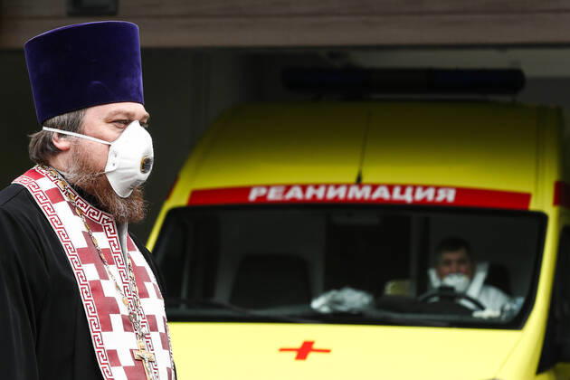 Coronavirus in Russland, MilitÃ¤rkrankenhaus in Odinzowo fÃ¼r Coronapatienten umgerÃ¼stet MOSCOW REGION, RUSSIA - APRIL 24, 2020: An Orthodox priest stands in front of an ambulance of a multipurpose medical centre opened at a military hospital of the Russian Strategic Missile Forces (Vishnevsky 3rd Central Military Clinical Hospital) in Odintsovo. Stanislav Krasilnikov TASS  TS0D6E41
