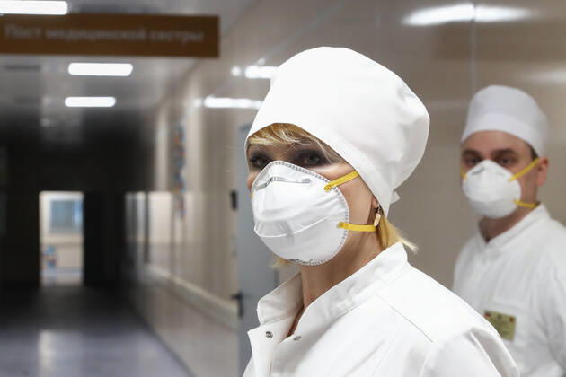 Coronavirus in Russland, MilitÃ¤rkrankenhaus in Odinzowo fÃ¼r Coronapatienten umgerÃ¼stet MOSCOW REGION, RUSSIA - APRIL 24, 2020: Staff members at a multipurpose medical centre opened at a military hospital of the Russian Strategic Missile Forces (Vishnevsky 3rd Central Military Clinical Hospital) in Odintsovo. Stanislav Krasilnikov TASS  TS0D6E5E