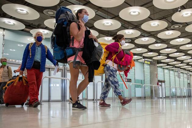 Coronavirus, von den Philippinen ausgeflogene EU-Bürger erreichen Madrid Travelers arrive to Terminal 4 at Adolfo Suarez Madrid-Brajas airport in Madrid, Spain, 24 April 2020. A total of 275 tourists, 106 EU citizens, 157 Spaniards and 12 from other nationalities, who had been trapped in Philippines due to the traveling restrictions because of the coronavirus restrictions were taken on board a plane to Spain by te Spanish Embassy in Philippines. Spanish nationals repatriated from Philippines !ACHTUNG: NUR REDAKTIONELLE NUTZUNG!  Copyright: xRodrigoxJiménezx GRAF5105 20200424-637233243016386654