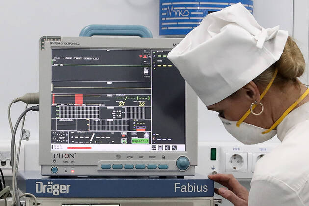 Coronavirus in Russland, MilitÃ¤rkrankenhaus in Odinzowo fÃ¼r Coronapatienten umgerÃ¼stet MOSCOW REGION, RUSSIA - APRIL 24, 2020: A staff member handles equipment at a multipurpose medical centre for coronavirus patients opened at a military hospital of the Russian Strategic Missile Forces (Vishnevsky 3rd Central Military Clinical Hospital) in Odintsovo. Stanislav Krasilnikov TASS  TS0D6E6D