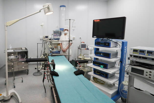 Coronavirus in Russland, MilitÃ¤rkrankenhaus in Odinzowo fÃ¼r Coronapatienten umgerÃ¼stet MOSCOW REGION, RUSSIA - APRIL 24, 2020: A staff member and equipment at a multipurpose medical centre for coronavirus patients opened at a military hospital of the Russian Strategic Missile Forces (Vishnevsky 3rd Central Military Clinical Hospital) in Odintsovo. Stanislav Krasilnikov TASS  TS0D6E6E