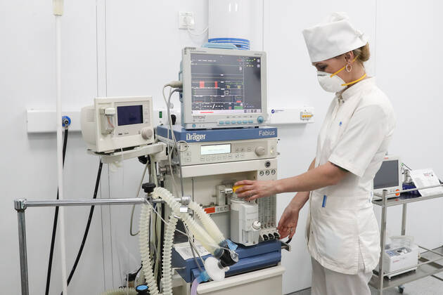 Coronavirus in Russland, MilitÃ¤rkrankenhaus in Odinzowo fÃ¼r Coronapatienten umgerÃ¼stet MOSCOW REGION, RUSSIA - APRIL 24, 2020: A staff member handles equipment at a multipurpose medical centre for coronavirus patients opened at a military hospital of the Russian Strategic Missile Forces (Vishnevsky 3rd Central Military Clinical Hospital) in Odintsovo. Stanislav Krasilnikov TASS  TS0D6E70