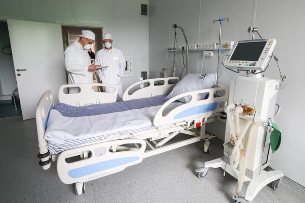 Coronavirus in Russland, MilitÃ¤rkrankenhaus in Odinzowo fÃ¼r Coronapatienten umgerÃ¼stet MOSCOW REGION, RUSSIA - APRIL 24, 2020: Staff member in a ward at a multipurpose medical centre for coronavirus patients opened at a military hospital of the Russian Strategic Missile Forces (Vishnevsky 3rd Central Military Clinical Hospital) in Odintsovo. Stanislav Krasilnikov TASS  TS0D6E71