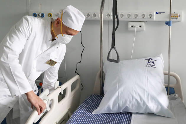 Coronavirus in Russland, MilitÃ¤rkrankenhaus in Odinzowo fÃ¼r Coronapatienten umgerÃ¼stet MOSCOW REGION, RUSSIA - APRIL 24, 2020: A staff member adjusts a bed in a ward at a multipurpose medical centre for coronavirus patients opened at a military hospital of the Russian Strategic Missile Forces (Vishnevsky 3rd Central Military Clinical Hospital) in Odintsovo. Stanislav Krasilnikov TASS  TS0D6E72