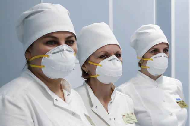 Coronavirus in Russland, MilitÃ¤rkrankenhaus in Odinzowo fÃ¼r Coronapatienten umgerÃ¼stet MOSCOW REGION, RUSSIA - APRIL 24, 2020: Staff member at a multipurpose medical centre for coronavirus patients opened at a military hospital of the Russian Strategic Missile Forces (Vishnevsky 3rd Central Military Clinical Hospital) in Odintsovo. Stanislav Krasilnikov TASS  TS0D6E75
