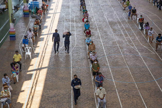 Coronavirus in Thailand, Essensausgabe an Bedürftige in Bangkok April 24, 2020, Bangkok, Thailand: People wait in line to receive free meals to help combat the loss of income due to COVID-19 at the Wat Don Muang School in Bangkok, Thailand. 300 families accepted free food, with an estimated 1500 being fed based on average family size. The food giveaway was facilitated by the Thai Airforce to ensure proper social distancing measures. Bangkok Thailand - ZUMAm249 20200424_zip_m249_001 Copyright: xAndrexMalerbax
