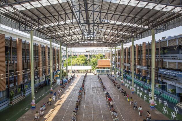 Coronavirus in Thailand, Essensausgabe an Bedürftige in Bangkok April 24, 2020, Bangkok, Thailand: People wait in line to receive free meals to help combat the loss of income due to COVID-19 at the Wat Don Muang School in Bangkok, Thailand. 300 families accepted free food, with an estimated 1500 being fed based on average family size. The food giveaway was facilitated by the Thai Airforce to ensure proper social distancing measures. Bangkok Thailand - ZUMAm249 20200424_zip_m249_002 Copyright: xAndrexMalerbax