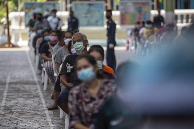 Coronavirus in Thailand, Essensausgabe an Bedürftige in Bangkok April 24, 2020, Bangkok, Thailand: People wait to receive free meals to help combat the loss of income due to COVID-19 at the Wat Don Muang School in Bangkok, Thailand. 300 families accepted free food, with an estimated 1500 being fed based on average family size. The food giveaway was facilitated by the Thai Airforce to ensure proper social distancing measures. Bangkok Thailand - ZUMAm249 20200424_zip_m249_008 Copyright: xAndrexMalerbax