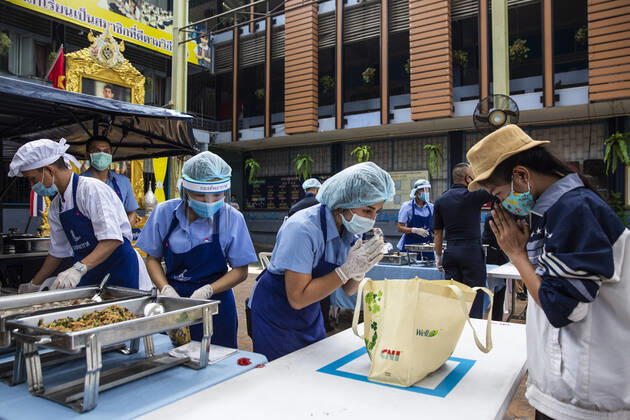 Coronavirus in Thailand, Essensausgabe an Bedürftige in Bangkok April 24, 2020, Bangkok, Thailand: Thai Air Force personal hand out free meals to help combat the loss of income due to COVID-19 at the Wat Don Muang School in Bangkok, Thailand. 300 families accepted free food, with an estimated 1500 being fed based on average family size. The food giveaway was facilitated by the Thai Airforce to ensure proper social distancing measures. Bangkok Thailand - ZUMAm249 20200424_zip_m249_016 Copyright: xAndrexMalerbax