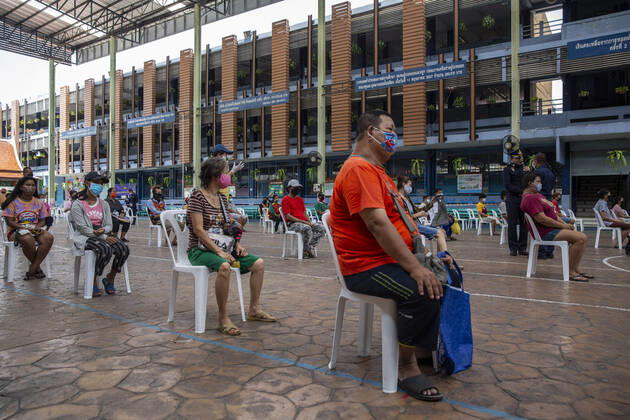 Coronavirus in Thailand, Essensausgabe an Bedürftige in Bangkok April 24, 2020, Bangkok, Thailand: People wait to receive free meals to help combat the loss of income due to COVID-19 at the Wat Don Muang School in Bangkok, Thailand. 300 families accepted free food, with an estimated 1500 being fed based on average family size. The food giveaway was facilitated by the Thai Airforce to ensure proper social distancing measures. Bangkok Thailand - ZUMAm249 20200424_zip_m249_018 Copyright: xAndrexMalerbax