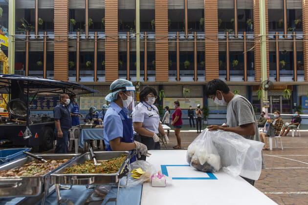 Coronavirus in Thailand, Essensausgabe an Bedürftige in Bangkok April 24, 2020, Bangkok, Thailand: Thai Air Force Personal give out free meals to help combat the loss of income due to COVID-19 at the Wat Don Muang School in Bangkok, Thailand. 300 families accepted free food, with an estimated 1500 being fed based on average family size. The food giveaway was facilitated by the Thai Airforce to ensure proper social distancing measures. Bangkok Thailand - ZUMAm249 20200424_zip_m249_019 Copyright: xAndrexMalerbax
