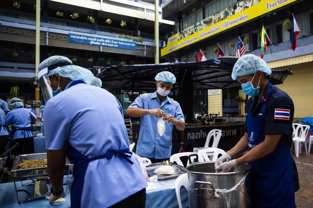 Coronavirus in Thailand, Essensausgabe an Bedürftige in Bangkok April 24, 2020, Bangkok, Thailand: Thai Air Force Personal portion out free meals to help combat the loss of income due to COVID-19 at the Wat Don Muang School in Bangkok, Thailand. 300 families accepted free food, with an estimated 1500 being fed based on average family size. The food giveaway was facilitated by the Thai Airforce to ensure proper social distancing measures. Bangkok Thailand - ZUMAm249 20200424_zip_m249_023 Copyright: xAndrexMalerbax
