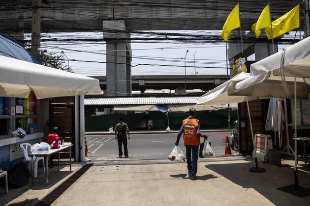 Coronavirus in Thailand, Essensausgabe an Bedürftige in Bangkok April 24, 2020, Bangkok, Thailand: A motorbike taxi driver leaves with a bag of free meals, given out to help combat the loss of income due to COVID-19, at the Wat Don Muang School in Bangkok, Thailand. 300 families accepted free food, with an estimated 1500 being fed based on average family size. The food giveaway was facilitated by the Thai Airforce to ensure proper social distancing measures. Bangkok Thailand - ZUMAm249 20200424_zip_m249_024 Copyright: xAndrexMalerbax