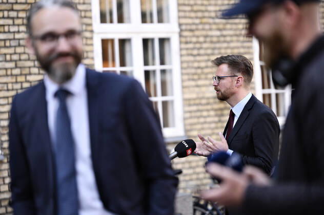 Coronavirus in Dänemark, Transportminister Benny Engelbrecht Pressekonferenz Transportminister Benny Engelbrecht (S) samt Ole Birk Olesen (LA), da transportministeren og ordfoererne holder doorstep om Femern Baelt-forbindelsen i Transport- og Boligministeriet i Koebenhavn, fredag den 24. april 2020.. , Copenhagen Denmark Copyright: PhilipxDavali PhilipxDavalix cop104 spdk20200424-114147-L
