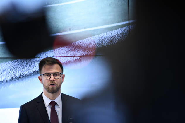 Coronavirus in Dänemark, Transportminister Benny Engelbrecht Pressekonferenz Transportminister Benny Engelbrecht (S), da transportministeren og ordfoererne holder doorstep om Femern Baelt-forbindelsen i Transport- og Boligministeriet i Koebenhavn, fredag den 24. april 2020.. , Copenhagen Denmark Copyright: PhilipxDavali PhilipxDavalix cop104 spdk20200424-114222-L