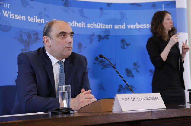 Prof. Dr. Lars Schaade, Vizepräsident des Robert Koch-Instituts in Berlin, Deutschland, Berlin, Pressebriefing des Robert-Koch-Instituts, 24.04.2020