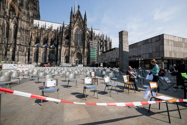 Demonstration der Gastronomen; Koeln, 24.04.2020 Auf dem Roncalli Platz vor dem Koelner Dom stellen Koelner Gastronomen als Teil der deutschlandweiten Demonstration der Gastronomen Stuehle auf. Im Hintergrund interviewt eine Journalistin einen Koelner Gastronomen. Demonstration der Gastronomen; Koeln, 24.04.2020 Koeln Roncalli Platz NRW Deutschland Copyright: xBEAUTIFULxSPORTS Wunderlx
