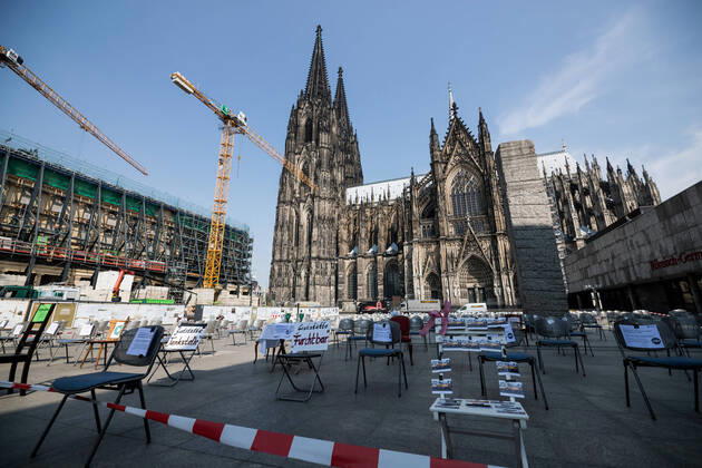 Demonstration der Gastronomen; Koeln, 24.04.2020 Auf dem Roncalli Platz vor dem Koelner Dom stellen Koelner Gastronomen als Teil der deutschlandweiten Demonstration der Gastronomen Stuehle auf Demonstration der Gastronomen; Koeln, 24.04.2020 Koeln Roncalli Platz NRW Deutschland Copyright: xBEAUTIFULxSPORTS Wunderlx