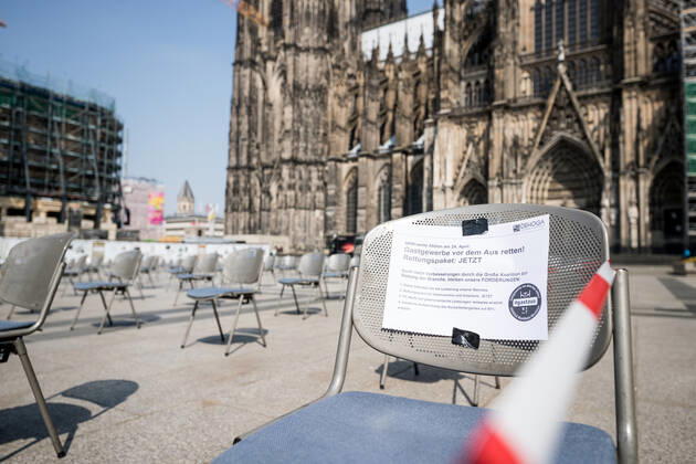 Demonstration der Gastronomen; Koeln, 24.04.2020 Auf dem Roncalli Platz vor dem Koelner Dom stellen Koelner Gastronomen als Teil der deutschlandweiten Demonstration der Gastronomen Stuehle auf. Informationsblaetter auf den Stuehlen erklaeren die Situation. Demonstration der Gastronomen; Koeln, 24.04.2020 Koeln Roncalli Platz NRW Deutschland Copyright: xBEAUTIFULxSPORTS Wunderlx