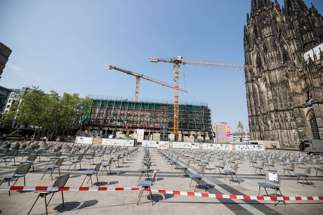 Demonstration der Gastronomen; Koeln, 24.04.2020 Auf dem Roncalli Platz vor dem Koelner Dom stellen Koelner Gastronomen als Teil der deutschlandweiten Demonstration der Gastronomen Stuehle auf. Im Hintergrund die Baustelle des DOM Hotels. Demonstration der Gastronomen; Koeln, 24.04.2020 Koeln Roncalli Platz NRW Deutschland Copyright: xBEAUTIFULxSPORTS Wunderlx