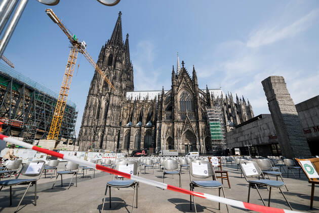 Demonstration der Gastronomen; Koeln, 24.04.2020 Auf dem Roncalli Platz vor dem Koelner Dom stellen Koelner Gastronomen als Teil der deutschlandweiten Demonstration der Gastronomen Stuehle auf Demonstration der Gastronomen; Koeln, 24.04.2020 Koeln Roncalli Platz NRW Deutschland Copyright: xBEAUTIFULxSPORTS Wunderlx