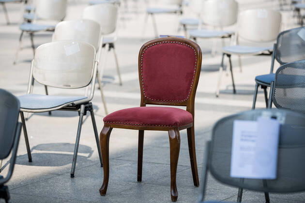 Demonstration der Gastronomen; Koeln, 24.04.2020 Auf dem Roncalli Platz vor dem Koelner Dom stellen Koelner Gastronomen als Teil der deutschlandweiten Demonstration der Gastronomen Stuehle auf Unter den Stuehlen, die von der LanxessArena gestellt wurden, sind auch vereinzelt Stuehle der Gastronomen aus der naeheren Umgebung. Demonstration der Gastronomen; Koeln, 24.04.2020 Koeln Roncalli Platz NRW Deutschland Copyright: xBEAUTIFULxSPORTS Wunderlx