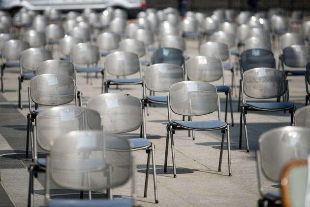 Demonstration der Gastronomen; Koeln, 24.04.2020 Auf dem Roncalli Platz vor dem Koelner Dom stellen Koelner Gastronomen als Teil der deutschlandweiten Demonstration der Gastronomen Stuehle auf Unter den Stuehlen, die von der LanxessArena gestellt wurden, sind auch vereinzelt Stuehle der Gastronomen aus der naeheren Umgebung. Demonstration der Gastronomen; Koeln, 24.04.2020 Koeln Roncalli Platz NRW Deutschland Copyright: xBEAUTIFULxSPORTS Wunderlx