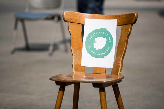 Demonstration der Gastronomen; Koeln, 24.04.2020 Auf dem Roncalli Platz vor dem Koelner Dom stellen Koelner Gastronomen als Teil der deutschlandweiten Demonstration der Gastronomen Stuehle auf Unter den Stuehlen, die von der LanxessArena gestellt wurden, sind auch vereinzelt Stuehle der Gastronomen aus der naeheren Umgebung. Demonstration der Gastronomen; Koeln, 24.04.2020 Koeln Roncalli Platz NRW Deutschland Copyright: xBEAUTIFULxSPORTS Wunderlx