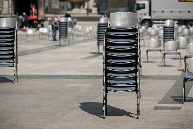 Demonstration der Gastronomen; Koeln, 24.04.2020 Auf dem Roncalli Platz vor dem Koelner Dom stellen Koelner Gastronomen als Teil der deutschlandweiten Demonstration der Gastronomen Stuehle auf Der Abbau laeuft schnell und professionell durch die Logistiker der LanxessArena. Demonstration der Gastronomen; Koeln, 24.04.2020 Koeln Roncalli Platz NRW Deutschland Copyright: xBEAUTIFULxSPORTS Wunderlx