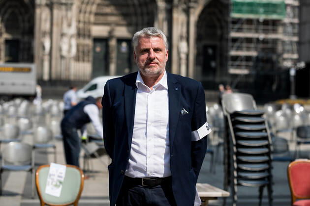 Demonstration der Gastronomen; Koeln, 24.04.2020 Auf dem Roncalli Platz vor dem Koelner Dom stellen Koelner Gastronomen als Teil der deutschlandweiten Demonstration der Gastronomen Stuehle auf Unter den Stuehlen, die von der LanxessArena gestellt wurden, sind auch vereinzelt Stuehle der Gastronomen aus der naeheren Umgebung. DEHOGA Geschaeftsfuehrer Christoph Becker Demonstration der Gastronomen; Koeln, 24.04.2020 Koeln Roncalli Platz NRW Deutschland Copyright: xBEAUTIFULxSPORTS Wunderlx