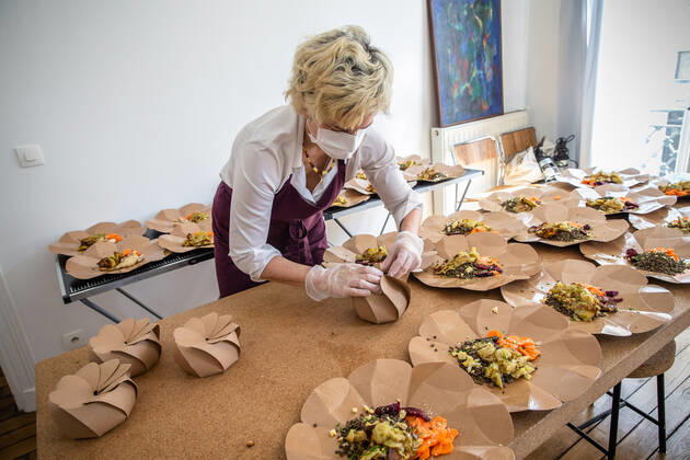 Coronavirus in Frankreich, Marie Chavarot versorgt medizinisches Personal in Paris mit Lunchboxen (200424) -- PARIS, April 24, 2020 (Xinhua) -- Marie Chavarot prepares lunch boxes for medical staff of Cochin hospital during the lockdown to curb the spread of COVID-19 in Paris, France, April 23, 2020. Marie Chavarot is a self-taught chef who created her culinary laboratory four years ago. Since April 1, she has been cooking four days a week for the medical staff of the Cochin hospital and delivers lunch boxes of culinary creations to them to thank them in her own way. (Photo by Aurelien Morissard Xinhua) FRANCE-PARIS-COVID-19-COOK FOR MEDICAL STAFF 