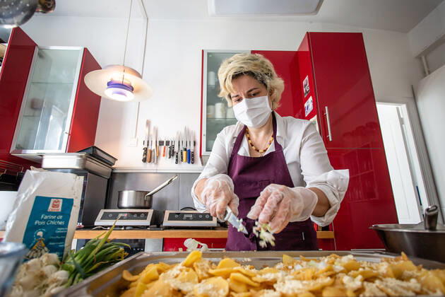 Coronavirus in Frankreich, Marie Chavarot versorgt medizinisches Personal in Paris mit Lunchboxen (200424) -- PARIS, April 24, 2020 (Xinhua) -- Marie Chavarot prepares lunch boxes for medical staff of Cochin hospital during the lockdown to curb the spread of COVID-19 in Paris, France, April 23, 2020. Marie Chavarot is a self-taught chef who created her culinary laboratory four years ago. Since April 1, she has been cooking four days a week for the medical staff of the Cochin hospital and delivers lunch boxes of culinary creations to them to thank them in her own way. (Photo by Aurelien Morissard Xinhua) FRANCE-PARIS-COVID-19-COOK FOR MEDICAL STAFF 