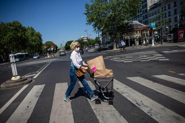 Coronavirus in Frankreich, Marie Chavarot versorgt medizinisches Personal in Paris mit Lunchboxen (200424) -- PARIS, April 24, 2020 (Xinhua) -- Marie Chavarot delivers lunch boxes for medical staff of Cochin hospital during the lockdown to curb the spread of COVID-19 in Paris, France, April 23, 2020. Marie Chavarot is a self-taught chef who created her culinary laboratory four years ago. Since April 1, she has been cooking four days a week for the medical staff of the Cochin hospital and delivers lunch boxes of culinary creations to them to thank them in her own way. (Photo by Aurelien Morissard Xinhua) FRANCE-PARIS-COVID-19-COOK FOR MEDICAL STAFF 