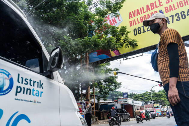 Coronavirus in Indonesien, Eindrücke aus Makasar April 24, 2020, Makassar, South Sulawesi, Indonesia: Officers inspect and spray disinfectant on every vehicle and passenger who cross the border in Makassar City, South Sulawesi Province, Makassar, Indonesia, to prevent Covid-19 transmission. Every citizen who does not wear a mask will be stopped and asked to return home. The curbing was carried out after the implementation of large-scale social restrictions in Makassar City and because the Covid-19 outbreak continued to increase in Indonesia. Makassar Indonesia - ZUMAb223 20200424_zip_b223_004 Copyright: xHerwinxBaharx