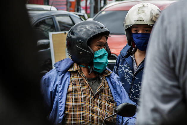 Coronavirus in Indonesien, Eindrücke aus Makasar April 24, 2020, Makassar, South Sulawesi, Indonesia: Motorcyclists are stopped by officers who conduct inspections while crossing the border in Makassar City, South Sulawesi Province, Makassar, Indonesia, to prevent Covid-19 transmission. Every citizen who does not wear a mask will be stopped and asked to return home. The curbing was carried out after the implementation of large-scale social restrictions in Makassar City and because the Covid-19 outbreak continued to increase in Indonesia. Makassar Indonesia - ZUMAb223 20200424_zip_b223_005 Copyright: xHerwinxBaharx