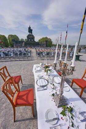 Mit der Aktion Leere Stühle protestieren rheinland-pfälzische Gastronomen vor dem deutschen Eck in Koblenz für eine rasche Festlegung eines Datums für eine Wiedereröffnung ihrer Betriebe, für die Aufstockung und Ausweitung der Soforthilfen und steuerliche Erleichterungen. Corona-Protestaktion leere Stühle