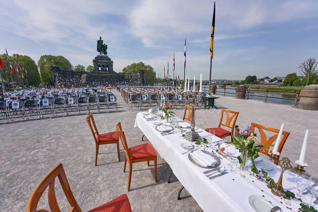 Mit der Aktion Leere Stühle protestieren rheinland-pfälzische Gastronomen vor dem deutschen Eck in Koblenz für eine rasche Festlegung eines Datums für eine Wiedereröffnung ihrer Betriebe, für die Aufstockung und Ausweitung der Soforthilfen und steuerliche Erleichterungen. Corona-Protestaktion leere Stühle