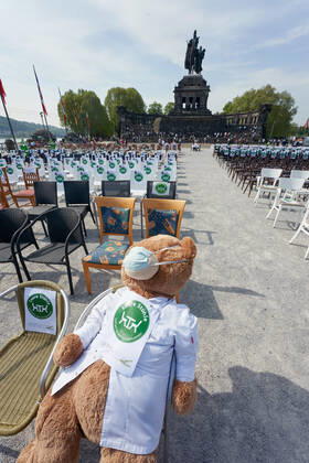 Mit der Aktion Leere Stühle protestieren rheinland-pfälzische Gastronomen vor dem deutschen Eck in Koblenz für eine rasche Festlegung eines Datums für eine Wiedereröffnung ihrer Betriebe, für die Aufstockung und Ausweitung der Soforthilfen und steuerliche Erleichterungen. Corona-Protestaktion leere Stühle