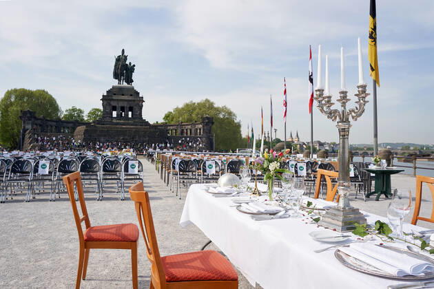 Mit der Aktion Leere Stühle protestieren rheinland-pfälzische Gastronomen vor dem deutschen Eck in Koblenz für eine rasche Festlegung eines Datums für eine Wiedereröffnung ihrer Betriebe, für die Aufstockung und Ausweitung der Soforthilfen und steuerliche Erleichterungen. Corona-Protestaktion leere Stühle