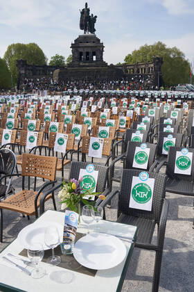Mit der Aktion Leere Stühle protestieren rheinland-pfälzische Gastronomen vor dem deutschen Eck in Koblenz für eine rasche Festlegung eines Datums für eine Wiedereröffnung ihrer Betriebe, für die Aufstockung und Ausweitung der Soforthilfen und steuerliche Erleichterungen. Corona-Protestaktion leere Stühle
