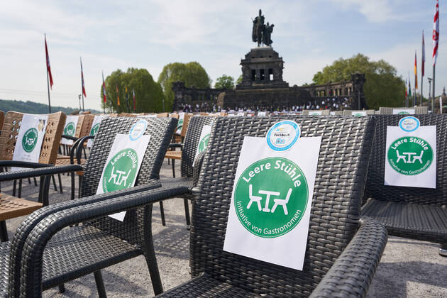Mit der Aktion Leere Stühle protestieren rheinland-pfälzische Gastronomen vor dem deutschen Eck in Koblenz für eine rasche Festlegung eines Datums für eine Wiedereröffnung ihrer Betriebe, für die Aufstockung und Ausweitung der Soforthilfen und steuerliche Erleichterungen. Corona-Protestaktion leere Stühle
