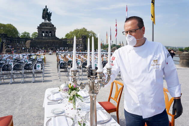 Mit der Aktion Leere Stühle protestieren rheinland-pfälzische Gastronomen vor dem deutschen Eck in Koblenz für eine rasche Festlegung eines Datums für eine Wiedereröffnung ihrer Betriebe, für die Aufstockung und Ausweitung der Soforthilfen und steuerliche Erleichterungen. Corona-Protestaktion leere Stühle