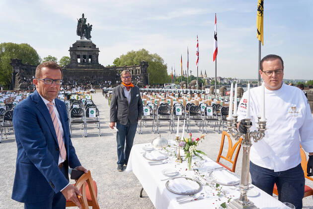 Mit der Aktion Leere Stühle protestieren rheinland-pfälzische Gastronomen, links DEHOGA Rheinland-Pfalz-Präsident Gereon Haumann, vor dem deutschen Eck in Koblenz für eine rasche Festlegung eines Datums für eine Wiedereröffnung ihrer Betriebe, für die Aufstockung und Ausweitung der Soforthilfen und steuerliche Erleichterungen. Corona-Protestaktion leere Stühle