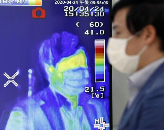Coronavirus in Japan, neuer Körpertemperatur-Check am Flughafen in Osaka New coronavirus Body temperature checks begin at Osaka airport on April 24, 2020, with the use of thermography equipment amid the spread of the new coronavirus. 