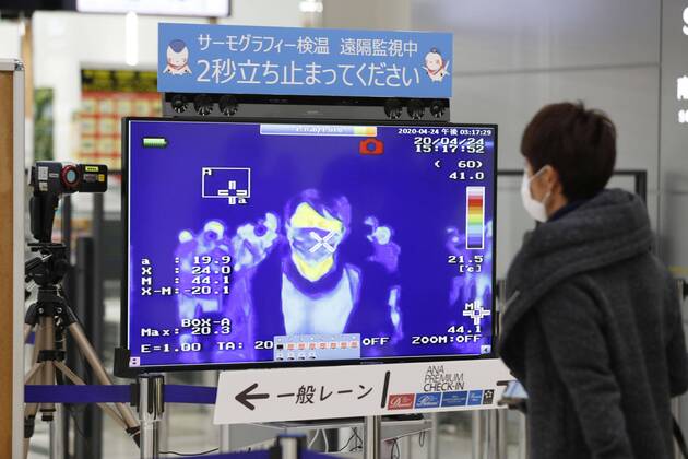 News Bilder des Tages Coronavirus in Japan, neuer Körpertemperatur-Check am Flughafen in Osaka New coronavirus Body temperature checks begin at Osaka airport on April 24, 2020, with the use of thermography equipment amid the spread of the new coronavirus. 