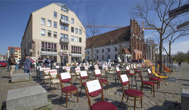 Frankfurt (Oder), 24.04.2020 - Marktplatz 34 Gastronomen beteligten sich heute auf dem Frankfurter Marktplatz an der bundesweiten Aktion Le Stuehle. Mit dieser Aktion druecken die Gastronomen ihren Protest aus und machen sie auf ihre Situation durch die Corona-Krise aufmerksam machen. Die Gaastronomie zaehlt zu der am staerksten betroffenen Branche. Ohne Einnahmen , aber mit großen Kosten, bereitet ihnen die Coroa-Krise goße Sorgen. Der Frankfurter Gastronom, Frank Fröhlich, unterstuetzt vom Frankfurter Tourismusverein, organisierte deses Event an dem weitere Gastronomen aus Frankfurt (Oder), Mixdorf, Reitwein, Bad-Saarow und Bad-Freienwalde teilnahmen.