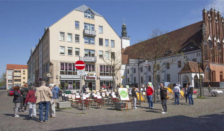 Frankfurt (Oder), 24.04.2020 - Marktplatz 34 Gastronomen beteligten sich heute auf dem Frankfurter Marktplatz an der bundesweiten Aktion Le Stuehle. Mit dieser Aktion druecken die Gastronomen ihren Protest aus und machen sie auf ihre Situation durch die Corona-Krise aufmerksam machen. Die Gaastronomie zaehlt zu der am staerksten betroffenen Branche. Ohne Einnahmen , aber mit großen Kosten, bereitet ihnen die Coroa-Krise goße Sorgen. Der Frankfurter Gastronom, Frank Fröhlich, unterstuetzt vom Frankfurter Tourismusverein, organisierte deses Event an dem weitere Gastronomen aus Frankfurt (Oder), Mixdorf, Reitwein, Bad-Saarow und Bad-Freienwalde teilnahmen.