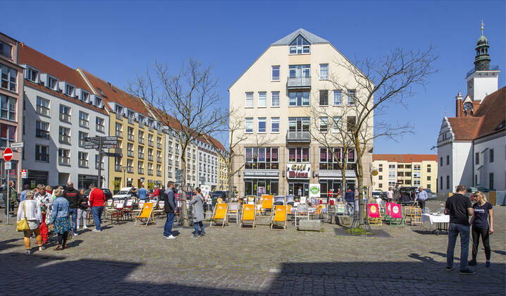 Frankfurt (Oder), 24.04.2020 - Marktplatz 34 Gastronomen beteligten sich heute auf dem Frankfurter Marktplatz an der bundesweiten Aktion Le Stuehle. Mit dieser Aktion druecken die Gastronomen ihren Protest aus und machen sie auf ihre Situation durch die Corona-Krise aufmerksam machen. Die Gaastronomie zaehlt zu der am staerksten betroffenen Branche. Ohne Einnahmen , aber mit großen Kosten, bereitet ihnen die Coroa-Krise goße Sorgen. Der Frankfurter Gastronom, Frank Fröhlich, unterstuetzt vom Frankfurter Tourismusverein, organisierte deses Event an dem weitere Gastronomen aus Frankfurt (Oder), Mixdorf, Reitwein, Bad-Saarow und Bad-Freienwalde teilnahmen.