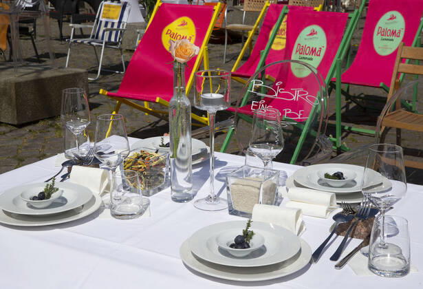 Frankfurt (Oder), 24.04.2020 - Marktplatz 34 Gastronomen beteligten sich heute auf dem Frankfurter Marktplatz an der bundesweiten Aktion Le Stuehle. Mit dieser Aktion druecken die Gastronomen ihren Protest aus und machen sie auf ihre Situation durch die Corona-Krise aufmerksam machen. Die Gaastronomie zaehlt zu der am staerksten betroffenen Branche. Ohne Einnahmen , aber mit großen Kosten, bereitet ihnen die Coroa-Krise goße Sorgen. Der Frankfurter Gastronom, Frank Fröhlich, unterstuetzt vom Frankfurter Tourismusverein, organisierte deses Event an dem weitere Gastronomen aus Frankfurt (Oder), Mixdorf, Reitwein, Bad-Saarow und Bad-Freienwalde teilnahmen.